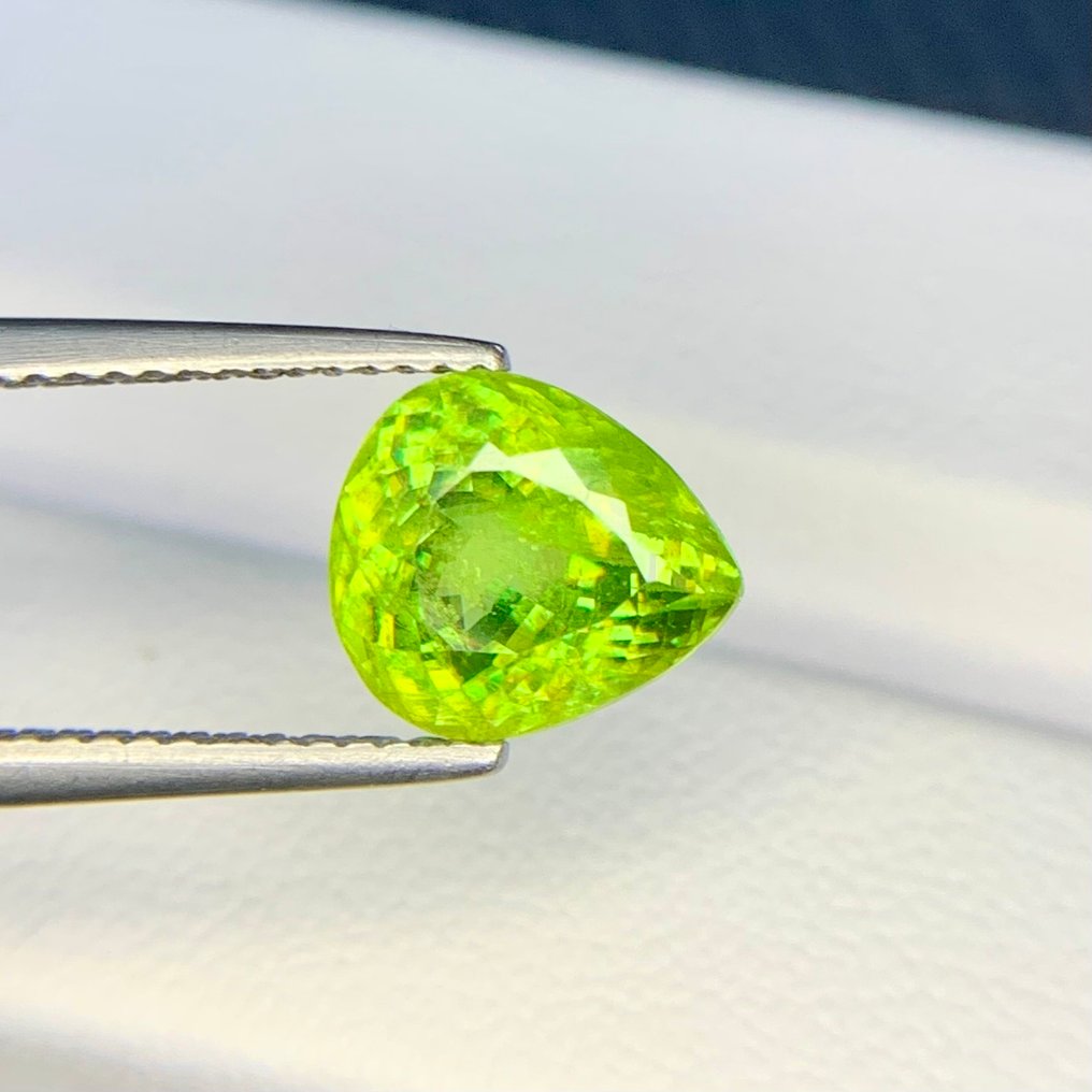 χωρίς τιμή ασφαλείας - 1 pcs  Πράσινο Τιτανίτης  - 3.30 ct - International Gemological Institute (IGI) - Διαμάντι Σπάρκλ Τιτάνιτ #4.3
