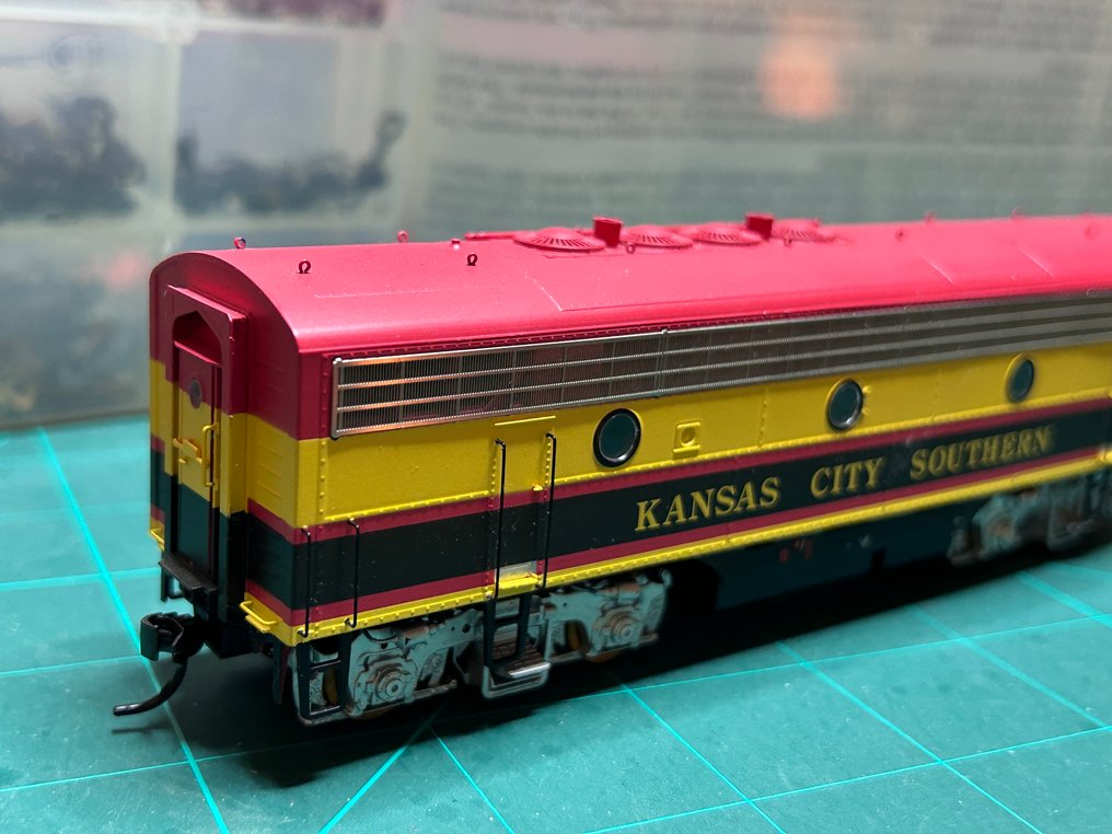 InterMountain H0 - 49596-S-01 - 柴油電力混合火車 (1) - EMD F7B - Kansas City Southern #1.0