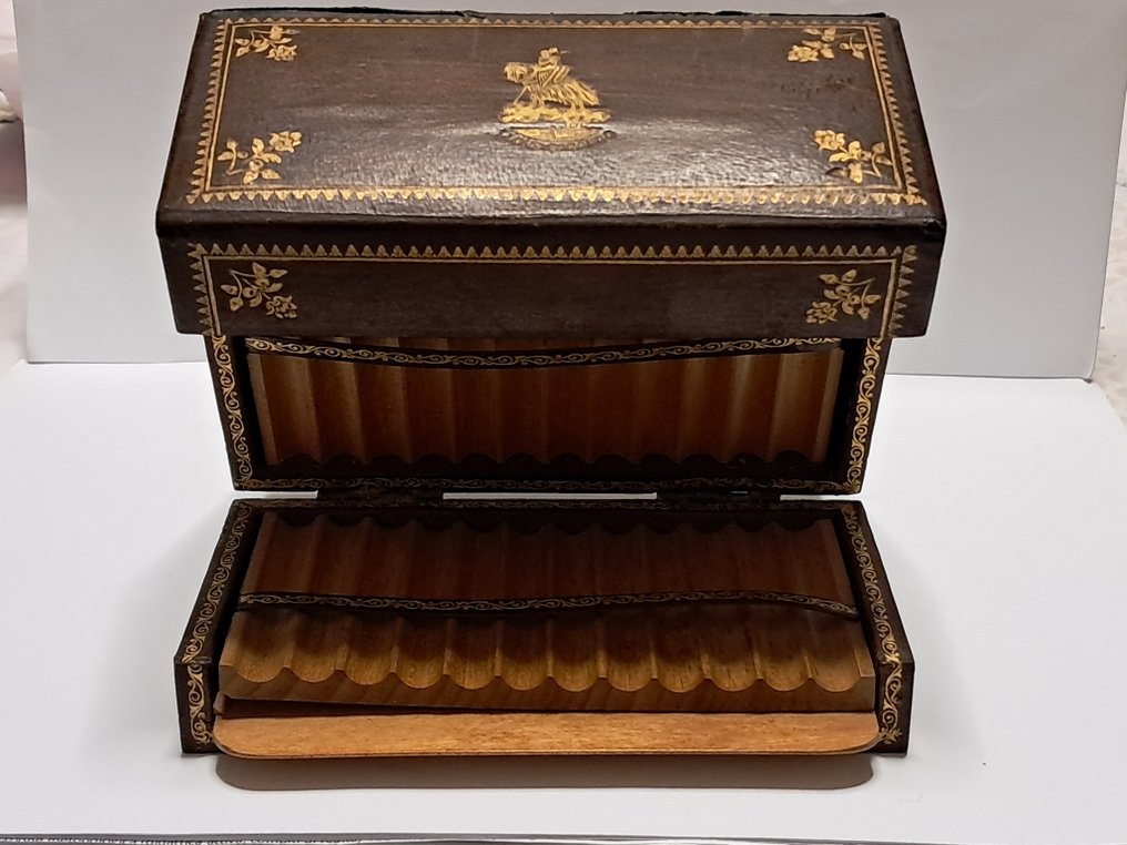 Ingen mindstepris - Cigaretæske med musik - Træ, Læder, Guld #1.0