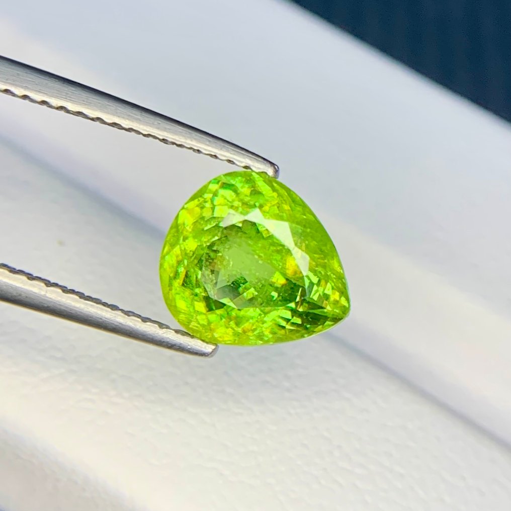 χωρίς τιμή ασφαλείας - 1 pcs  Πράσινο Τιτανίτης  - 3.30 ct - International Gemological Institute (IGI) - Διαμάντι Σπάρκλ Τιτάνιτ #1.0