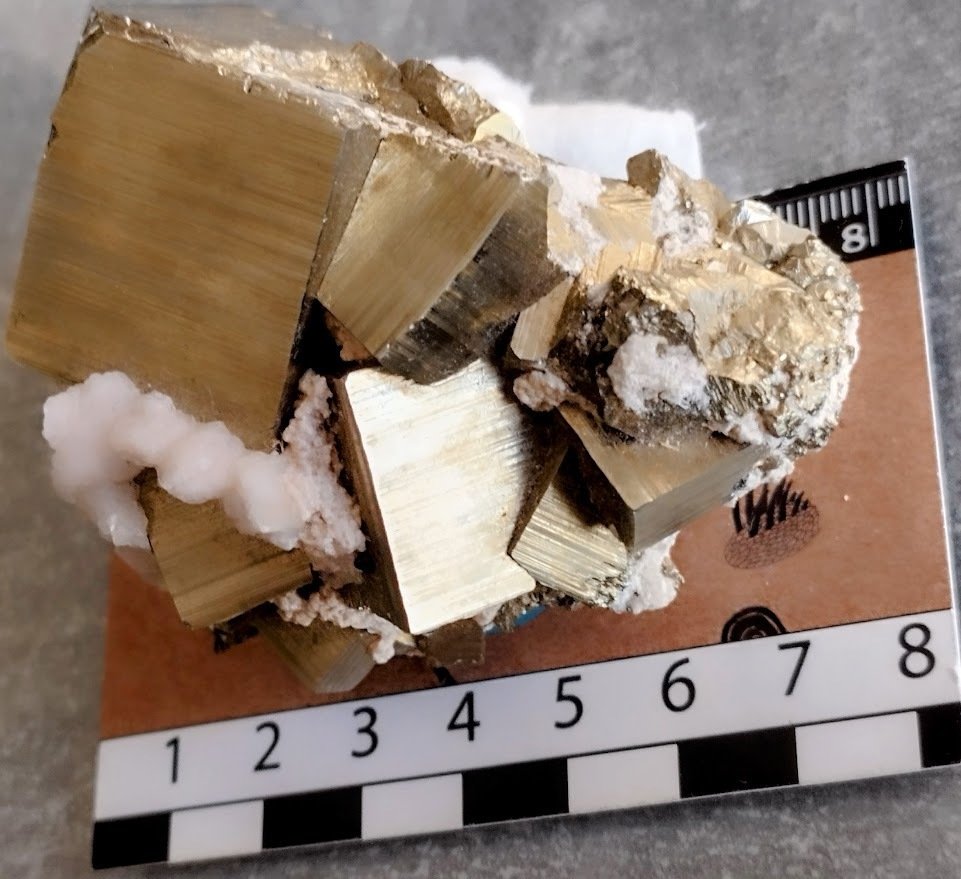 Navajún-Pyriet 聚类立方体在石灰石/方解石矩阵中 - 高度: 75 mm - 闊度: 60 mm- 326 g - (1) #1.0