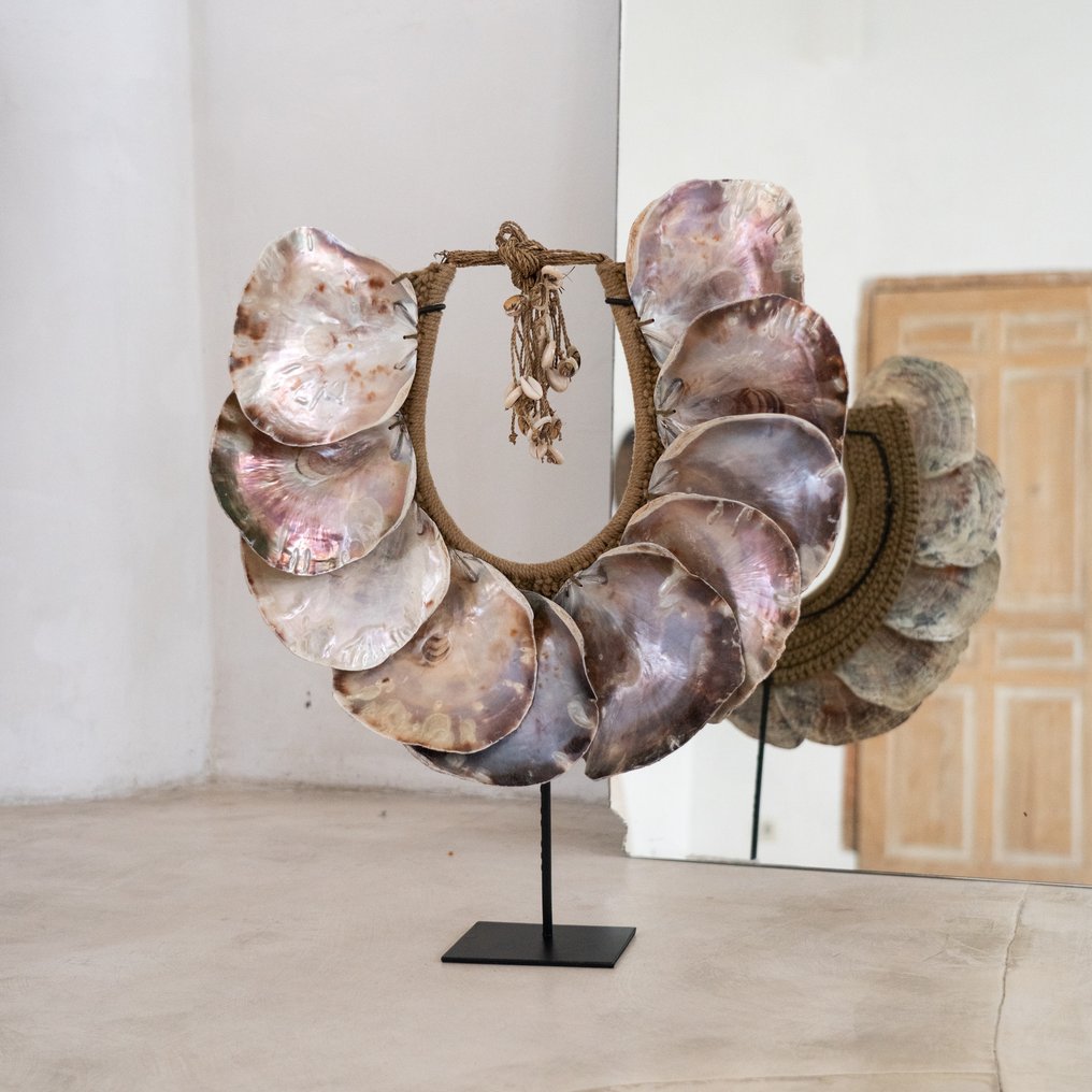 裝飾飾物 - NO RESERVE PRICE - SN10 - Decorative Shell Necklace on a custom stand - 巴布亞紐幾內亞 #1.0