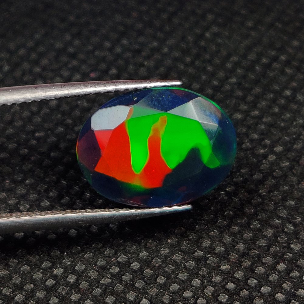 *无底价* 3.58 克拉天然黑火彩蛋光-色彩最佳展示 切 - 高度: 14.1 mm - 闊度: 10.6 mm- 0.71 g - (1) #3.2