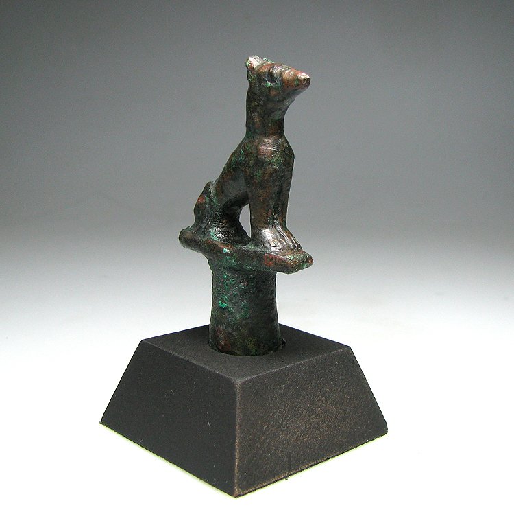 Αρχαία Αίγυπτος, τελευταία εποχή Μπρούντζος Πολύ σπάνιο αιγυπτιακό καθιστό θεό ANUBIS, μπρούντζινο τελείωμα προτύπου - από μια παλιά συλλογή. - 60 mm #3.2