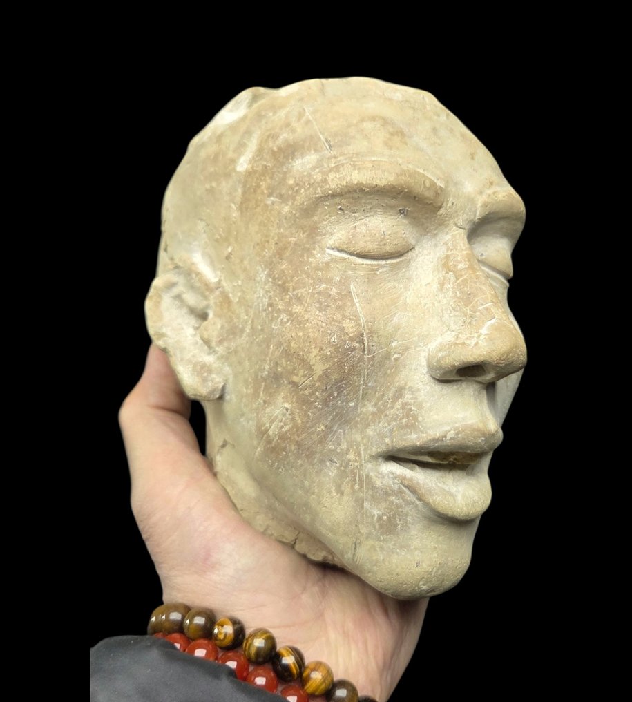 A fabulous but strange death plaster head artisanal creation  - Diorama #1.0