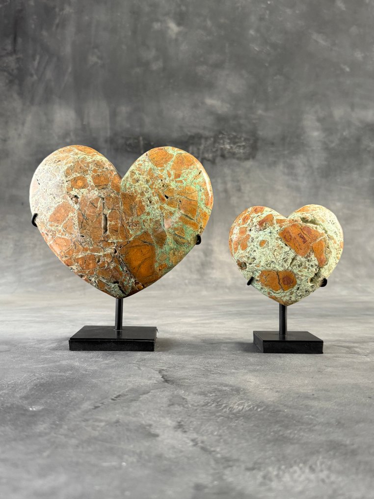 无底价 - 精彩的绿色史密森石对 心形，放置在定制支架上- 3000 g - (2) #1.0
