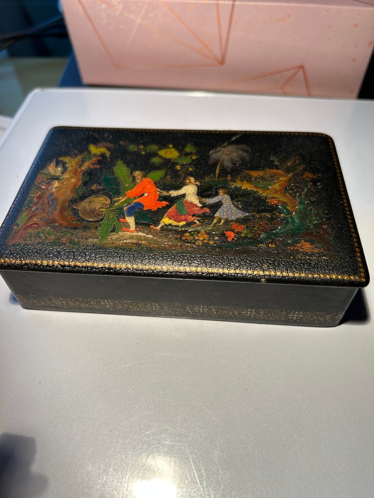 Box - Wood - Lacquered Russian box #1.0