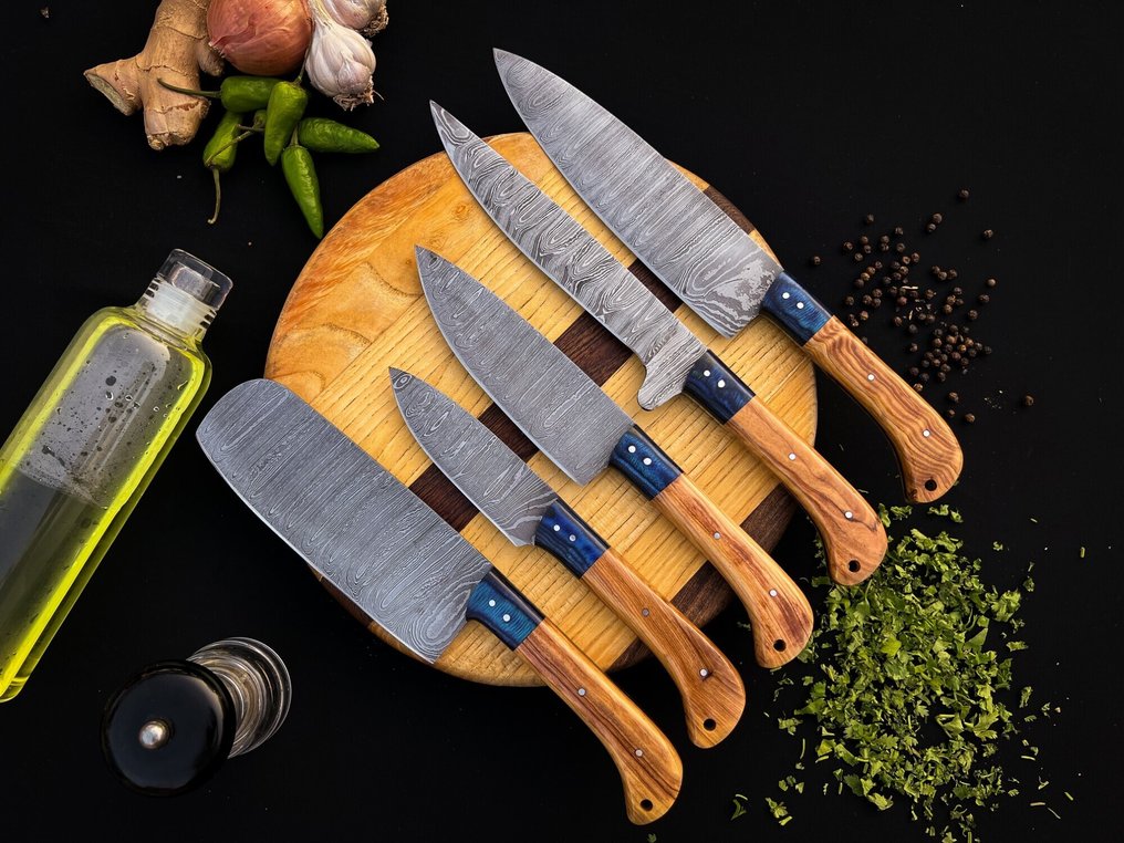 R.S Knives - 厨刀 -  厨师刀 - 橄榄木板，彩色木隔片，钢钉/扭曲图案刀片，锋利的边缘 - 英国 - 五件厨师刀套装 #1.0