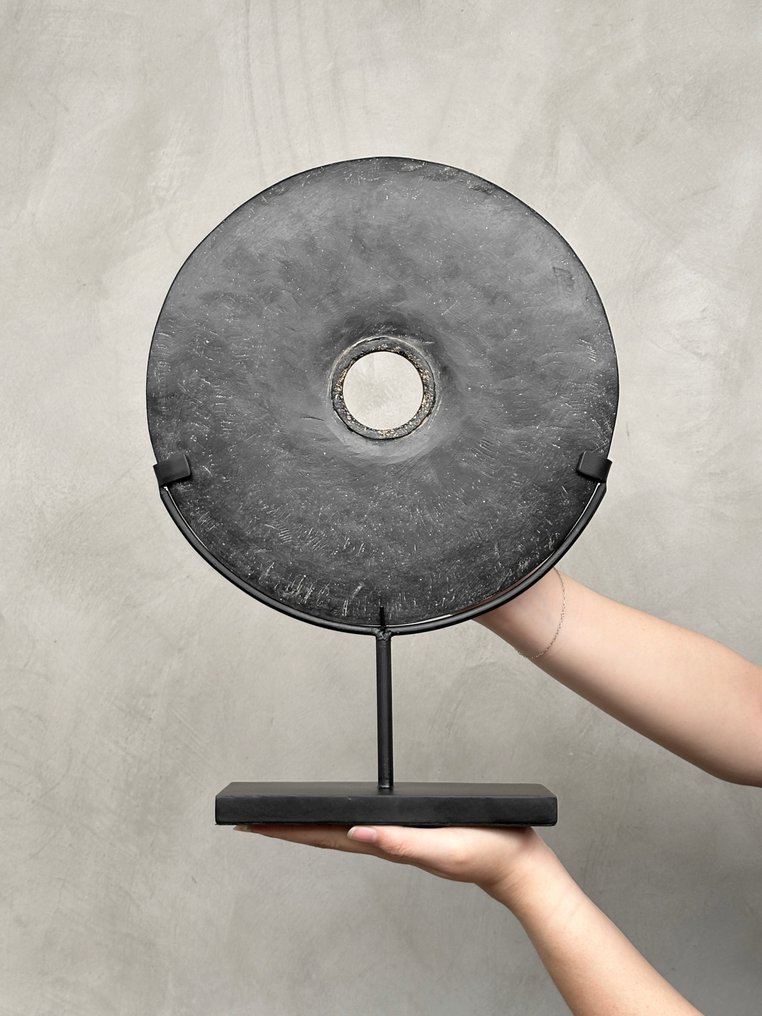 装饰饰品 - NO RESERVE PRICE - Decorative Lava Stone Disc on a custom stand - 印度尼西亚 #1.0