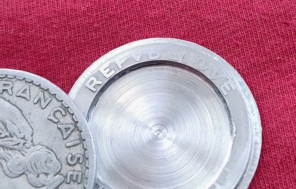 Frankrig. Boîte à secret réalisée à partir d'une 5 Francs Lavrillier 1946 en aluminium (Ingen mindstepris) #4.3