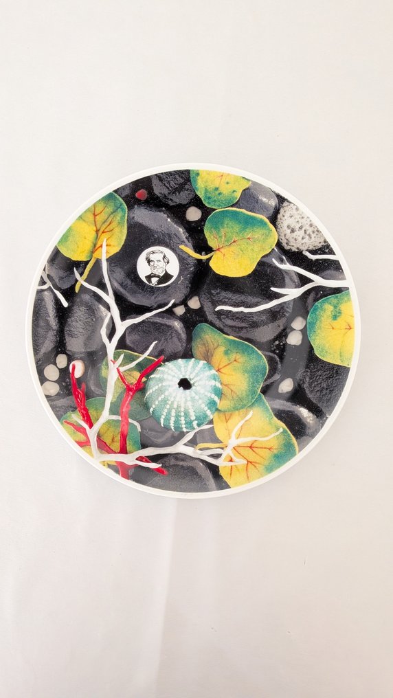 Piero Gilardi (1942-2023) - Πιάτο - Media Italia - Πορσελάνη - Παραλία με ρόδι #1.0