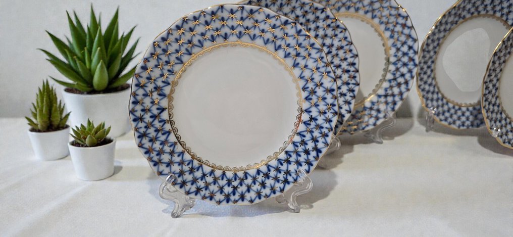 Lomonosov Imperial Porcelain Factory - Voileipälautanen (6) - Posliini - Lomonosov 'Cobalt Net'. #1.0