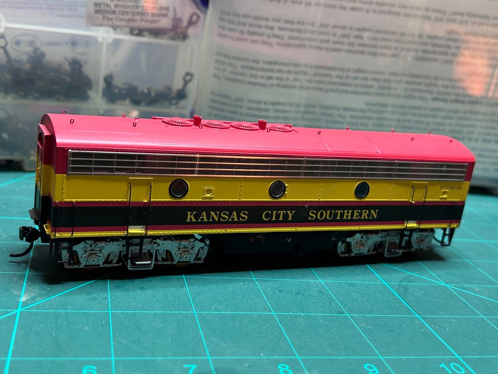 InterMountain H0 - 49596-S-01 - 柴油電力混合火車 (1) - EMD F7B - Kansas City Southern #1.0