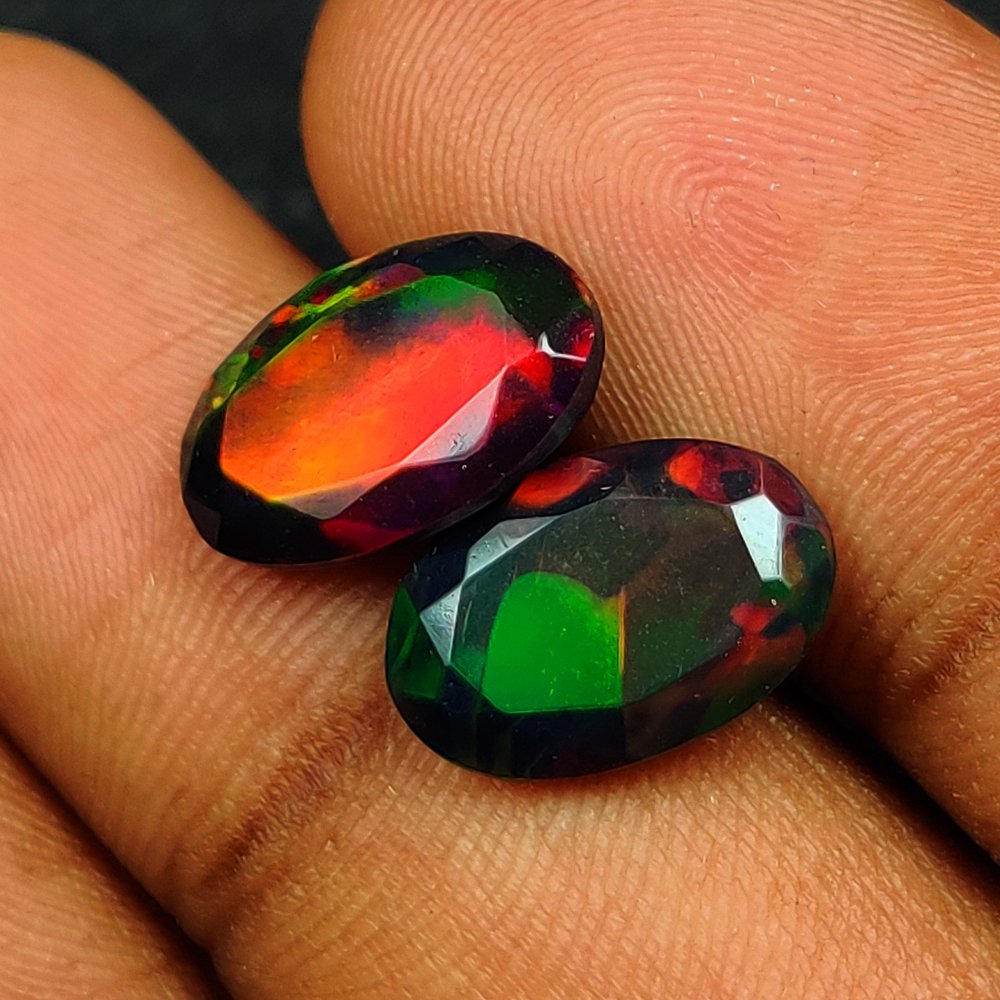 *无底价* 3.73 克拉天然黑火彩蛋白石 - 色彩表现极佳 切 - 闊度: 8.1 mm- 0.74 g - (2) #4.3