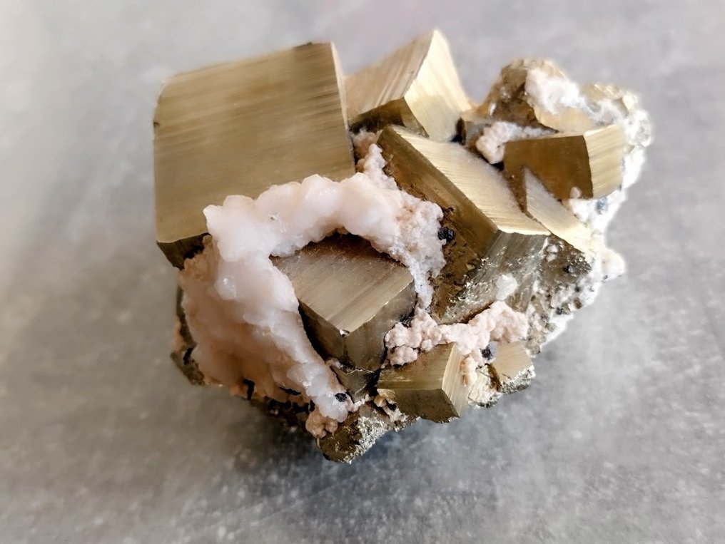 Navajún-Pyriet 聚类立方体在石灰石/方解石矩阵中 - 高度: 75 mm - 闊度: 60 mm- 326 g - (1) #2.1