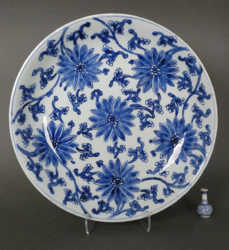 Six Chrysanthemum amidst Foliage Charger - Kangxi (1662-1722) - Πιατάκι - Πορσελάνη - Σήμα Lozenge #1.0