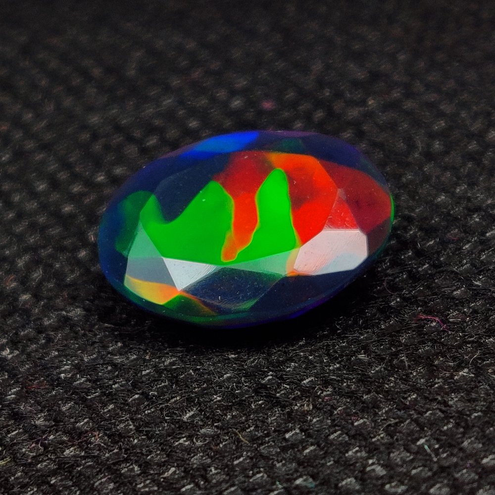 *无底价* 3.58 克拉天然黑火彩蛋光-色彩最佳展示 切 - 高度: 14.1 mm - 闊度: 10.6 mm- 0.71 g - (1) #1.0