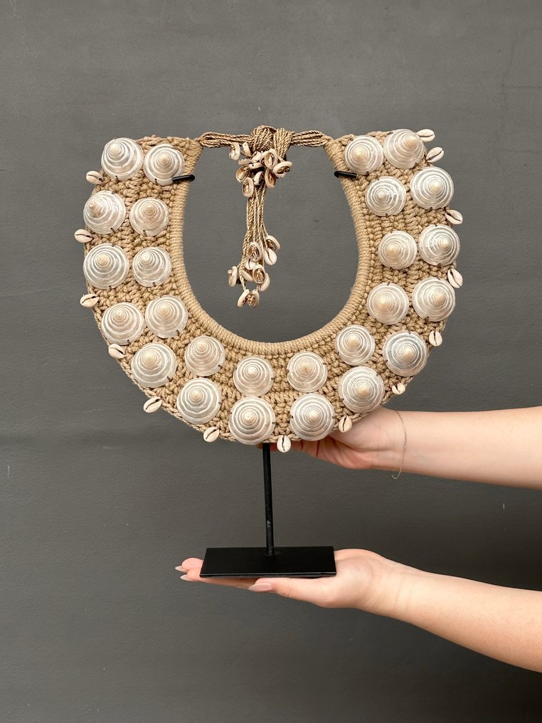 装饰饰品 - NO RESERVE PRICE - SN13 - Decorative shell necklace on a custom stand - Iatmul-style - 巴布亚新几内亚 #1.0