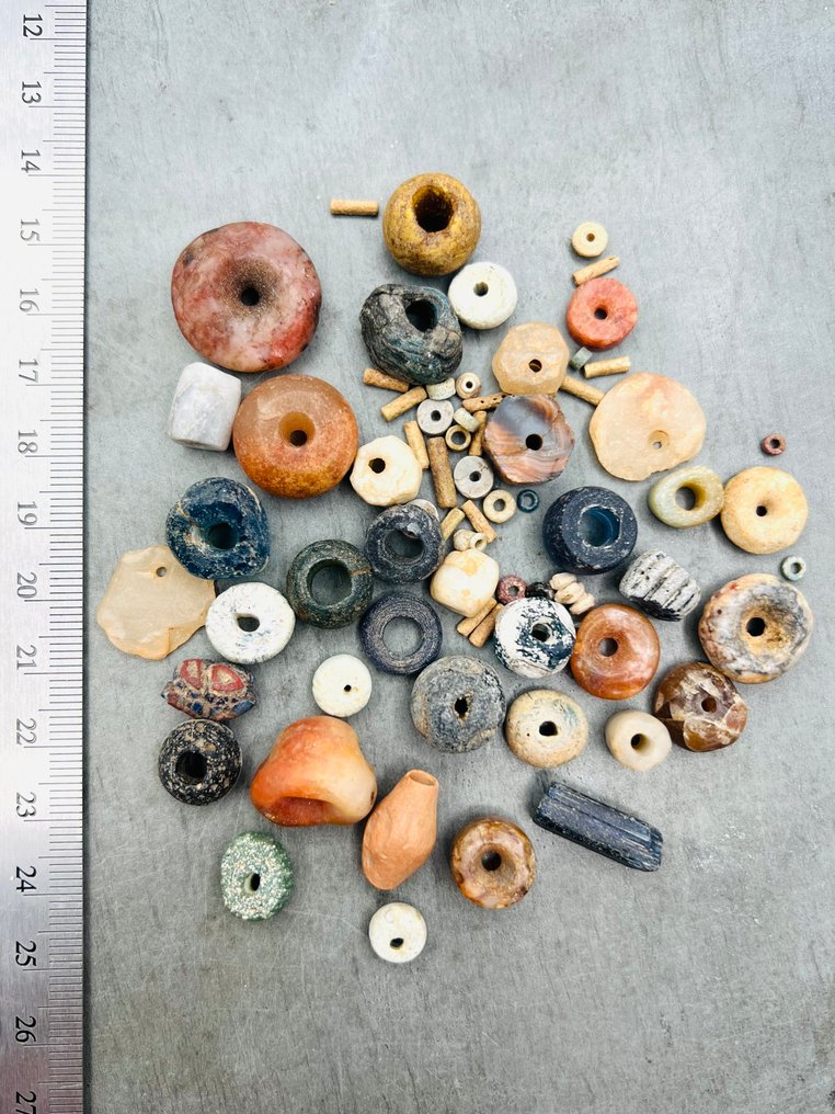 Ισλαμική Faience, Πέτρα, Γυαλί, πηλός Σύνολο 70 αρχαίων χαντρών.  (χωρίς τιμή ασφαλείας) #1.0