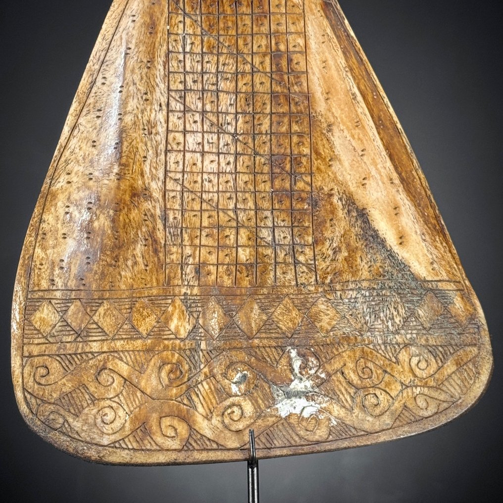 无底价——精彩的苏门答腊日历，来自Bone，放在定制底座上。 骨頭 - Bovine - 36 cm - 18 cm - 7 cm- 非《瀕臨絕種野生動植物國際貿易公約》物種 -  (1) #4.3