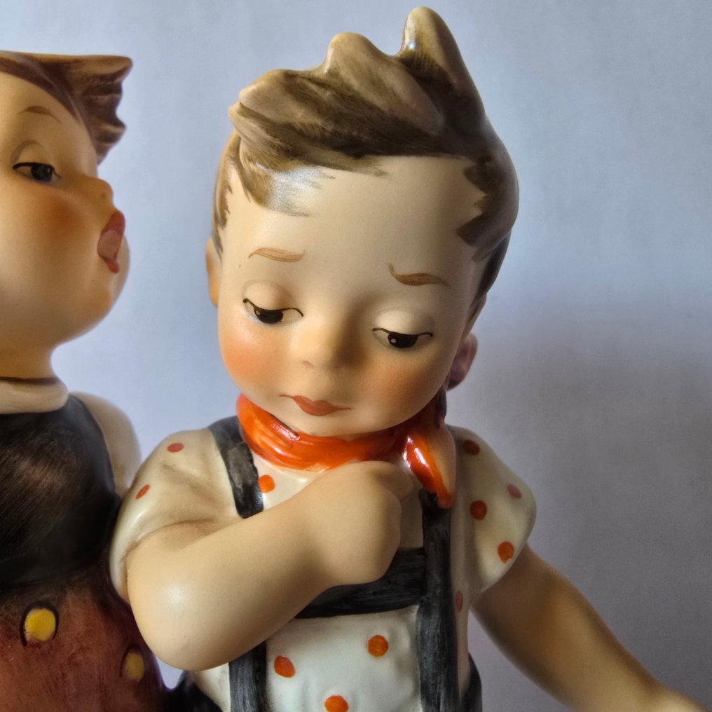 Goebel - Figuriini - Hummel #412 - Bath Time - TMK7 - Posliini #2.1