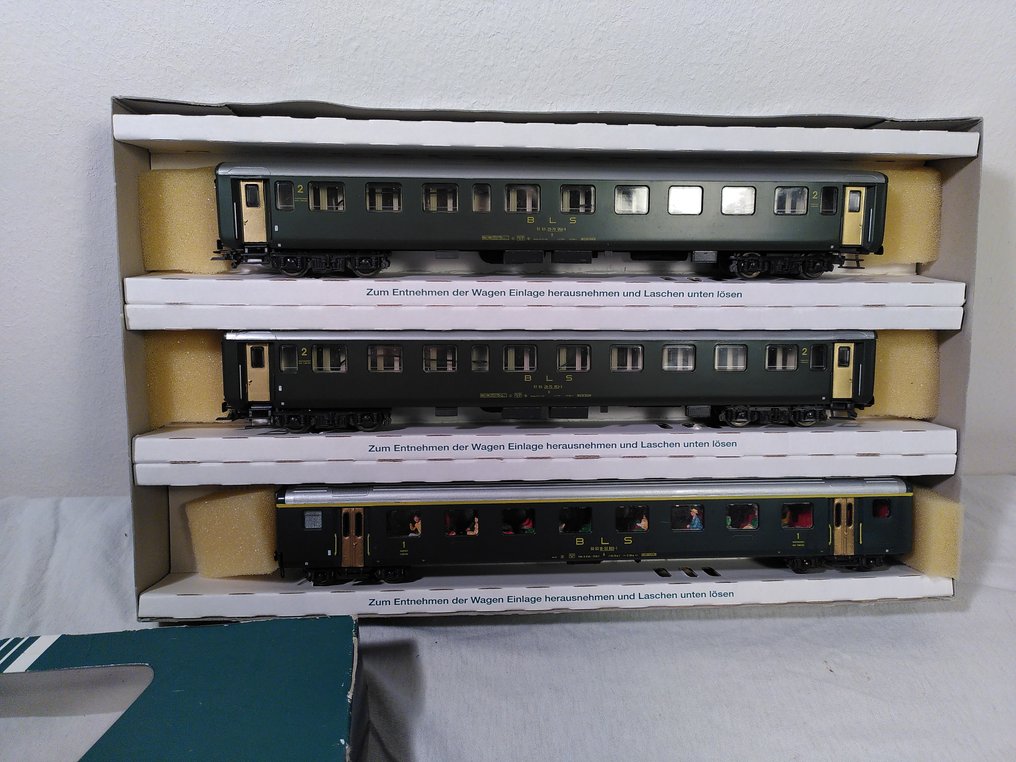 Sachsenmodelle, Roco H0 - 模型客運火車套裝 (1) - 3个合适的车厢，已由乘客占用。 - SBB #2.1