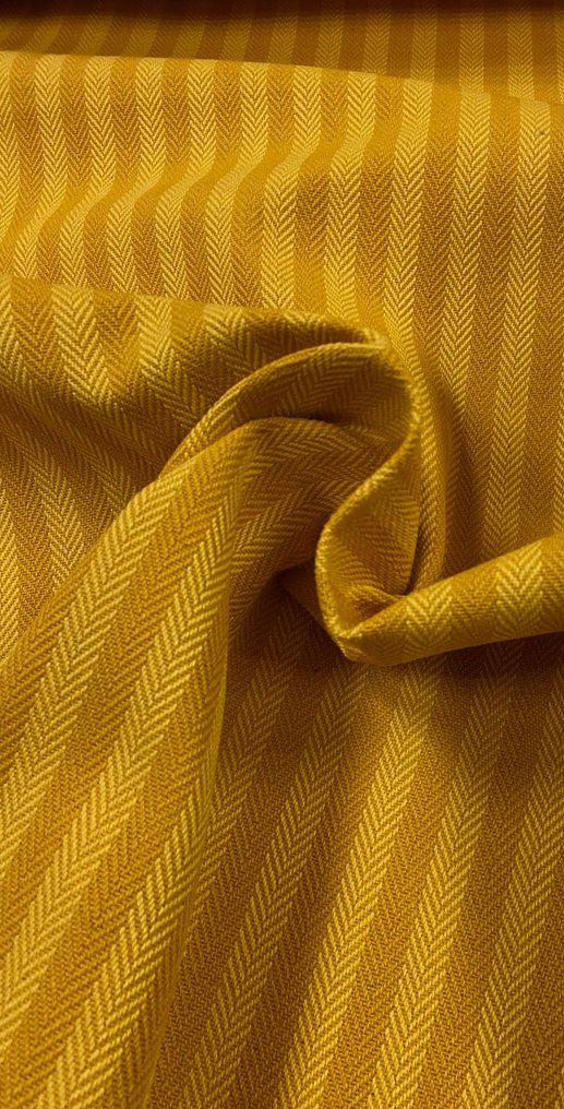 Prestisjefylt stoff som er solid, men mykt, med smale striper og spunnet vevning. - Polstringsstoff - 650 cm - 140 cm #1.0