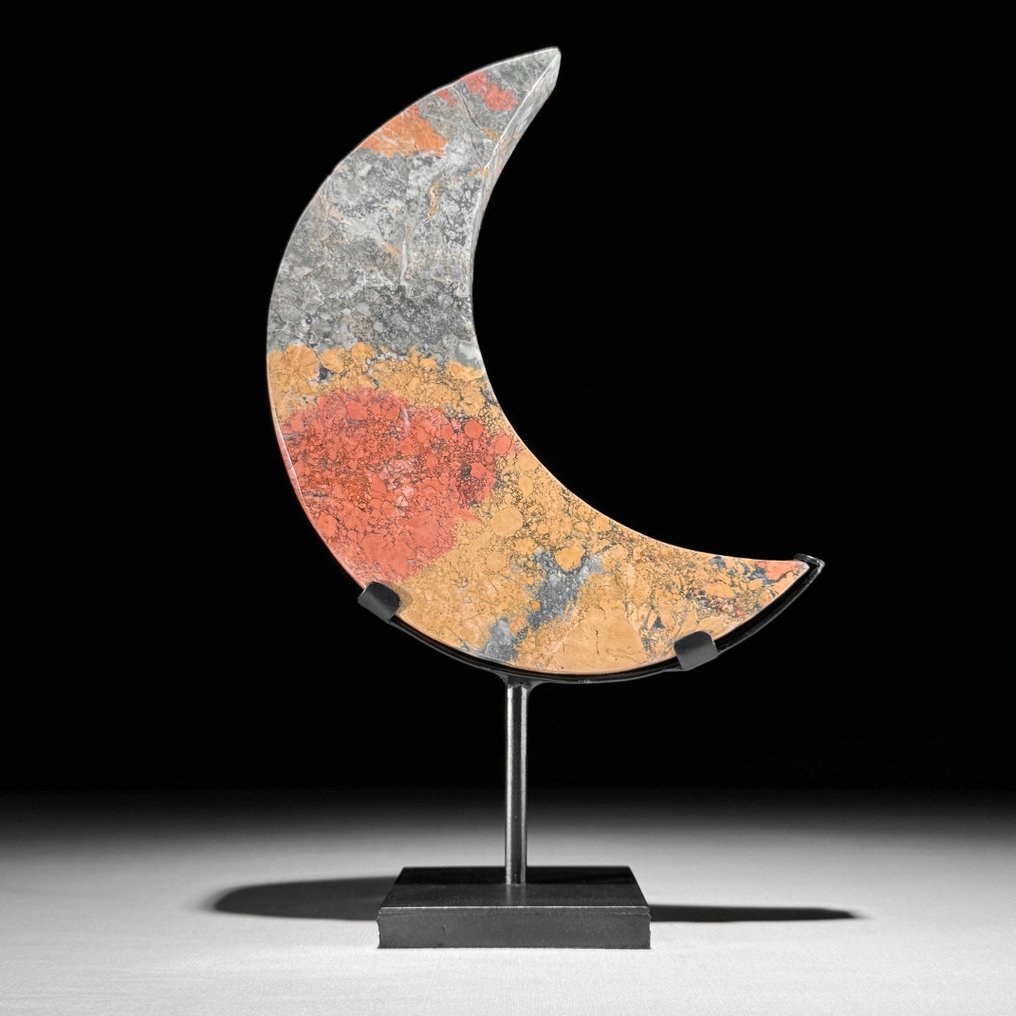 Nessuna riserva - Bellissimo giacinto Maligano rosso. A forma di luna crescente su un supporto personalizzato - Altezza: 29.2 cm - Larghezza: 18.2 cm- 1800 g - (1) #1.0