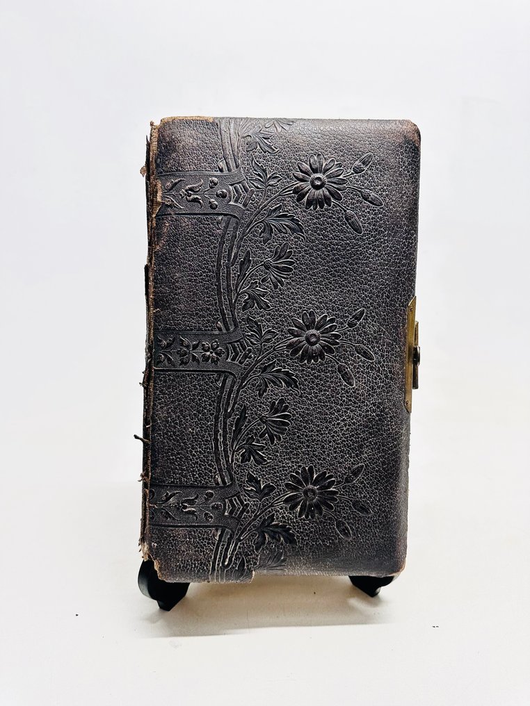 Άλμπουμ φωτογραφιών - Leather-Bound Photo Album with Metal Clasp - 1900 #2.1