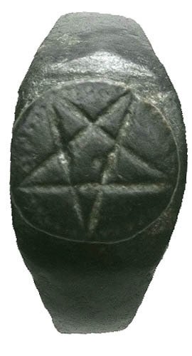 中世紀,十字軍時代 铜制,非常罕见的护身符戒指,带有魔法五角星符号,直径16毫米。 戒指 (沒有保留價) #1.0