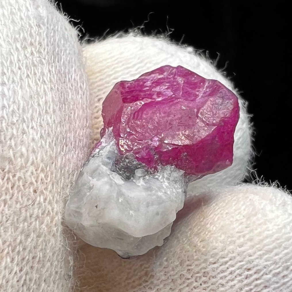 3.341γρ. Το Κόκκινο Πυρ – Φυσικός Ρουμπί σε Μάτριξ Λευκού Μαρμάρου · 17,16 καρατίων 1,9 x 1,4 x 0,9 Κρύσταλλοι στη μήτρα- 3.34 g #4.3