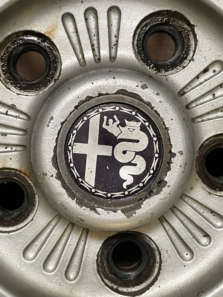 Parte di auto (1) - Alfa Romeo - Cerchio Campagnolo Alfa Romeo 14” - 1970-1980 #1.0