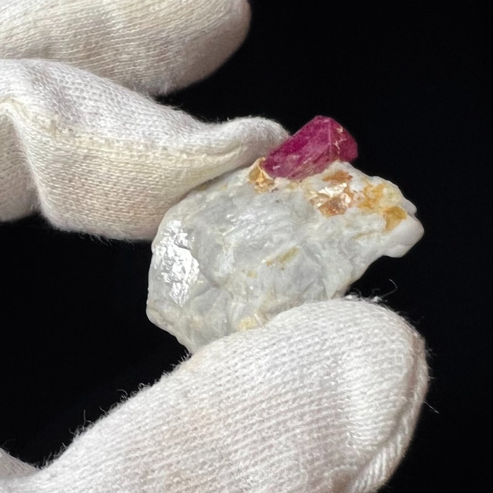 6,093克 Bloodfire Ruby——独立的红宝石水晶，配合对比矩阵，30,460克拉（荧光） 矩陣晶體- 6.09 g #4.3