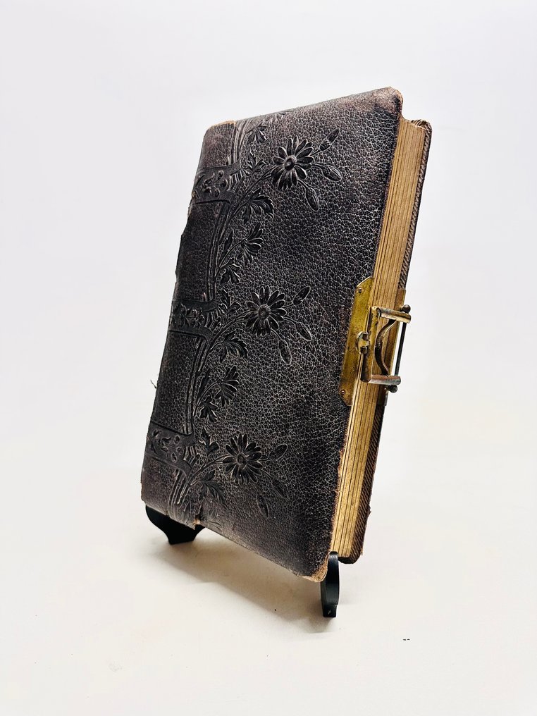 Άλμπουμ φωτογραφιών - Leather-Bound Photo Album with Metal Clasp - 1900 #1.0