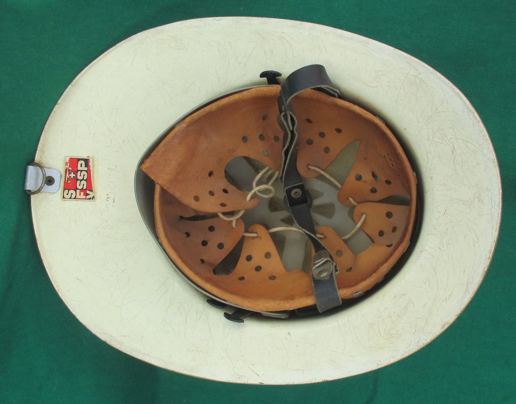 军用头盔 - 70年代瑞士消防员协会使用的消防员头盔。 #4.3