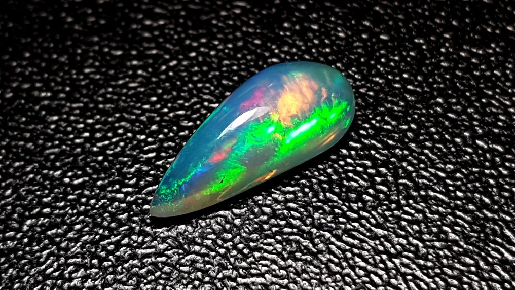 Opal Cabochon - Höhe: 4.4 mm - Breite: 6.06 mm- 0.3 g - (1) #4.3