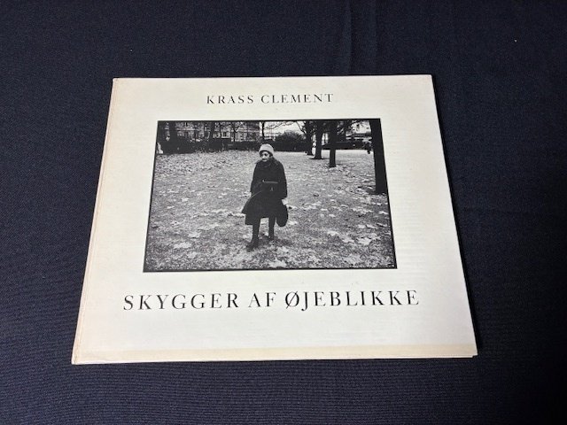 SIGNED; Krass Clement - Skygger Af Øjeblikke (FIRST BOOK, PURELY SIGNED, VERY FRESH COPY) - 1978 #1.0