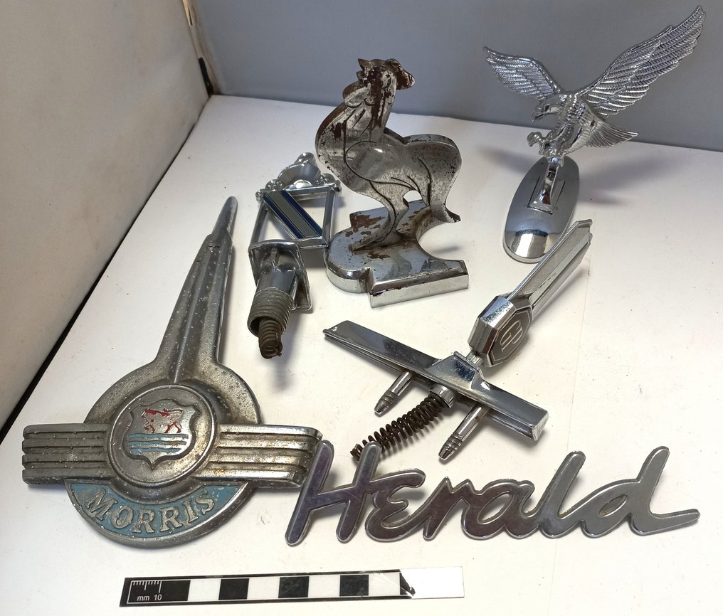 Stemma da auto (6) - Buick, Pontiac, Morris, Triumph - Collection of radiator or bonnet car mascots and vintage car emblems #1.0