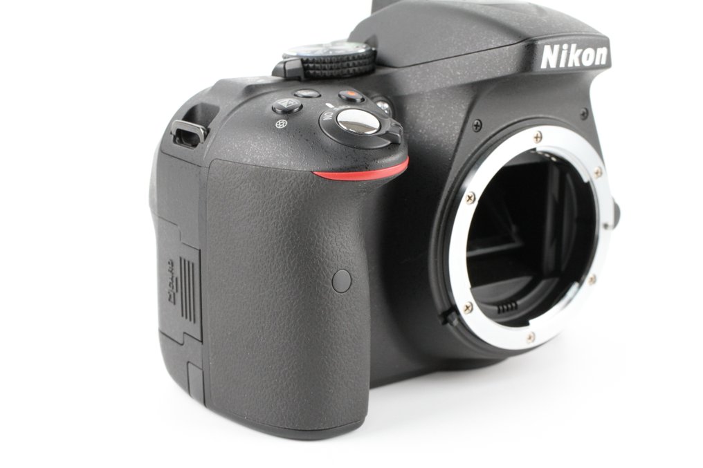 Nikon D5300 + AF-S 3.5-5.6/18-55mm G VR II Shutter count 720 Câmera reflex digital (DSLR) #2.1