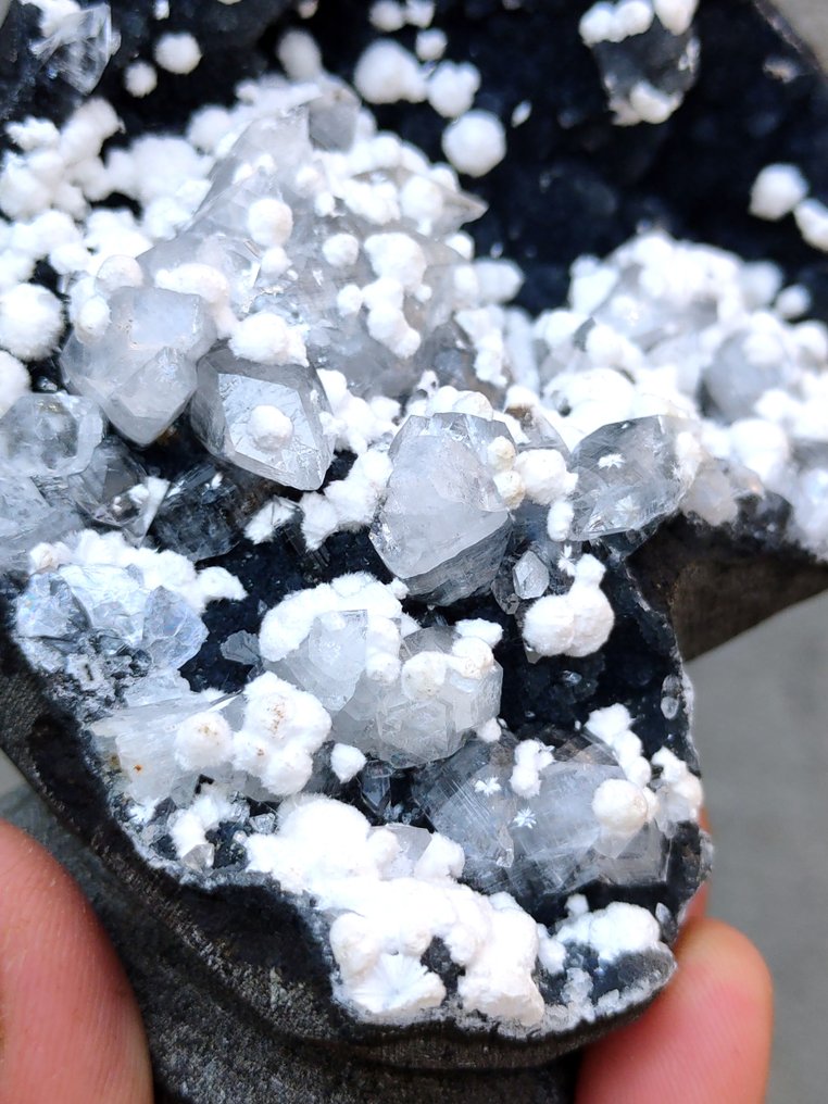 带有奥肯石球的方解石晶体，置于玛瑙上 晶洞 - 高度: 13 cm - 闊度: 8 cm- 550 g - (1) #3.2