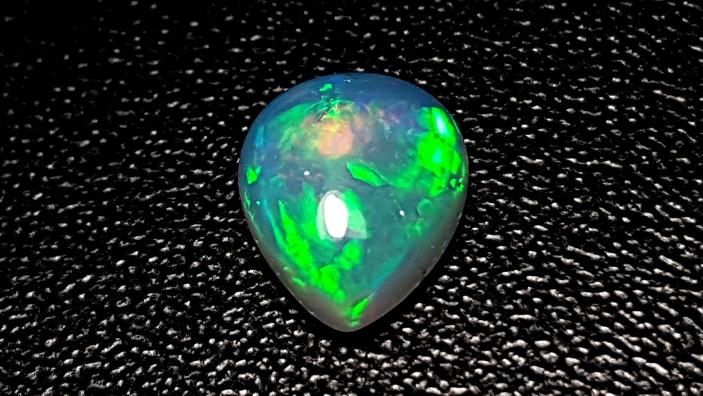 Opal Cabochon - Höhe: 4.07 mm - Breite: 8.26 mm- 0.31 g - (1) #3.2