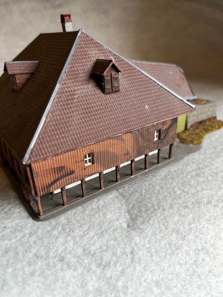 Faller, Kibri N - Κατασκευή τρένων μοντελισμού (2) - Το σετ αποτελείται από δύο μοντέλα κτιρίων: ένα Kibri Bauernhaus, Faller, και το σταθμό Karlsberg. #4.3