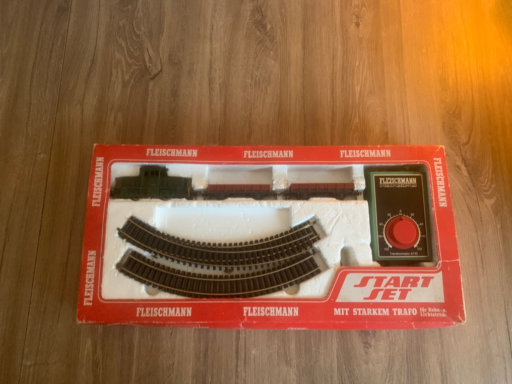 Fleischmann H0轨 - 6730 - 火车组 (1) - 完整的起步套装，配有变压器和两个道岔。 #1.0
