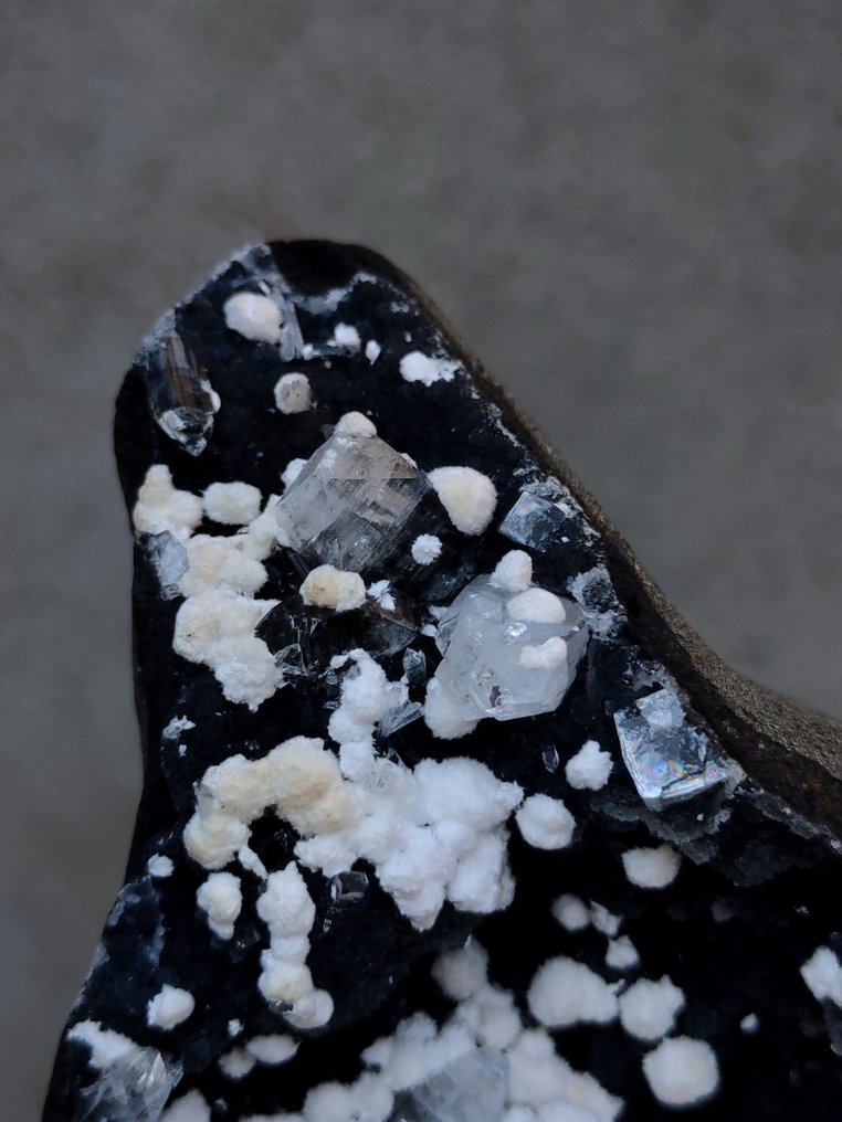 带有奥肯石球的方解石晶体，置于玛瑙上 晶洞 - 高度: 13 cm - 闊度: 8 cm- 550 g - (1) #4.3