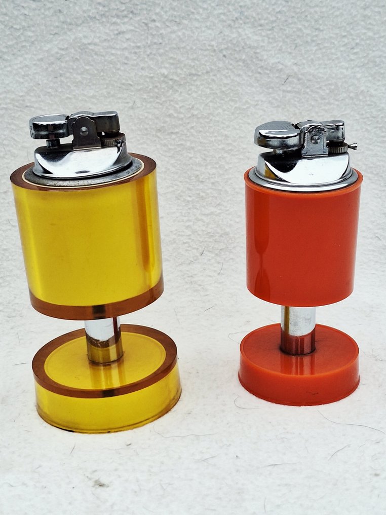 op voet - Senza prezzo di riserva - Accendino - Metallo e plastica - (2) #1.0