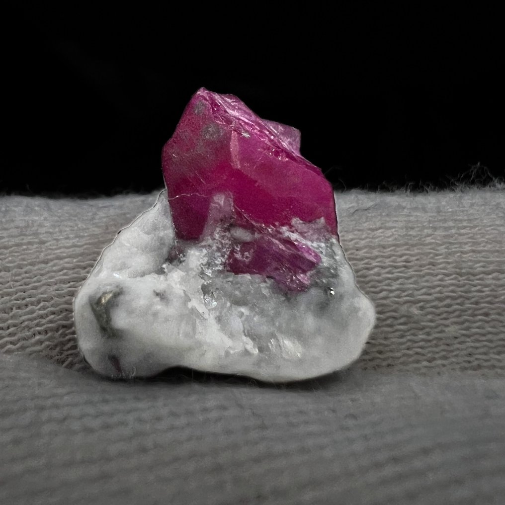 3.341γρ. Το Κόκκινο Πυρ – Φυσικός Ρουμπί σε Μάτριξ Λευκού Μαρμάρου · 17,16 καρατίων 1,9 x 1,4 x 0,9 Κρύσταλλοι στη μήτρα- 3.34 g #1.0