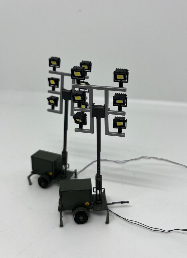 Viessmann H0 - 1343 - Iluminación de modelismo ferroviario (2) - Focos en remolque en ejecución militar #2.1