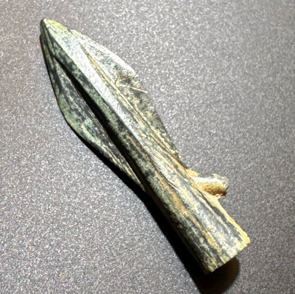 Oldtidens Hellas, hellenistisk Bronse Socketet pilspiss med et elegant bladaktig blad. (Ingen reservasjonspris) #2.1