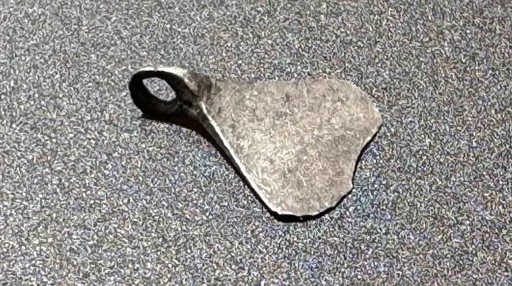 Vikingetiden Sølv Krigerens amulet formet som kampøkse med klassisk form.  (Ingen mindstepris) #1.0