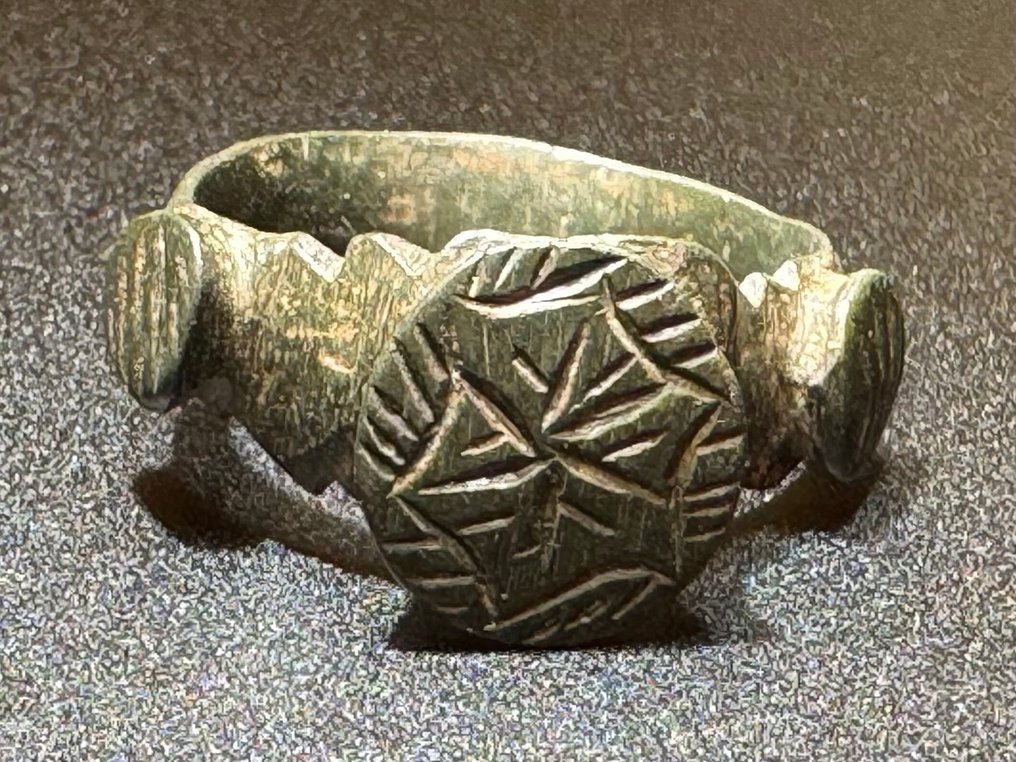 中世紀，十字軍時代 青銅色 稀有戒指，配有三个表圈，具有重要的基督教象征意义，风格化的伯利恒之星。 #1.0